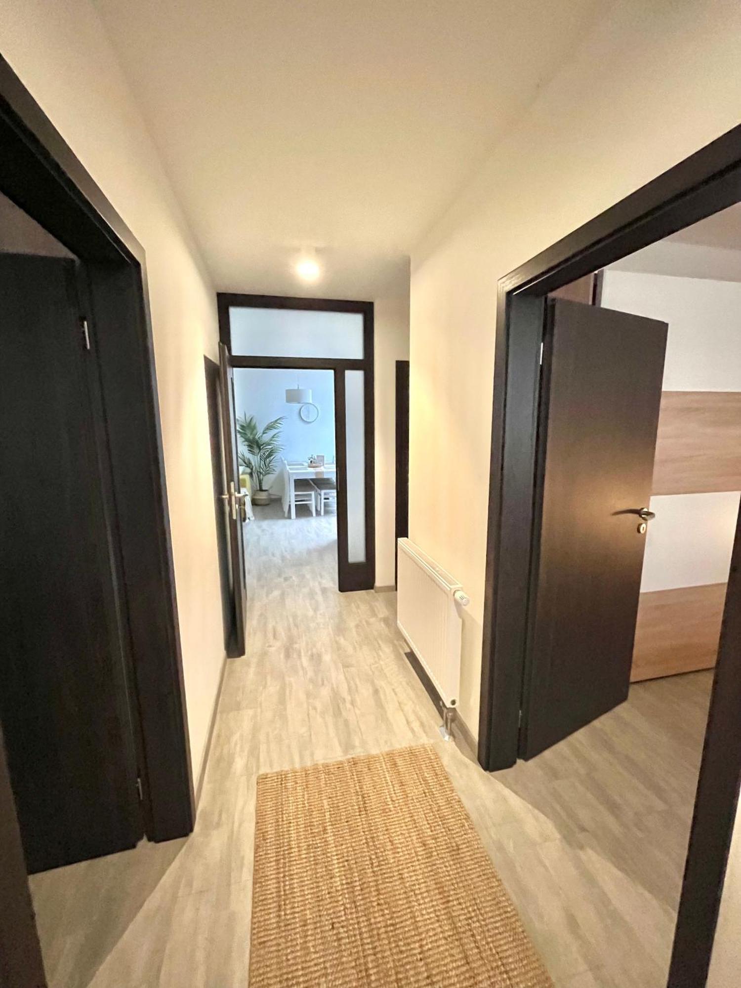 The Elite Suite Downtown 2- Bedroom Apt Ac & Garage Parking Bratislava Exterior foto