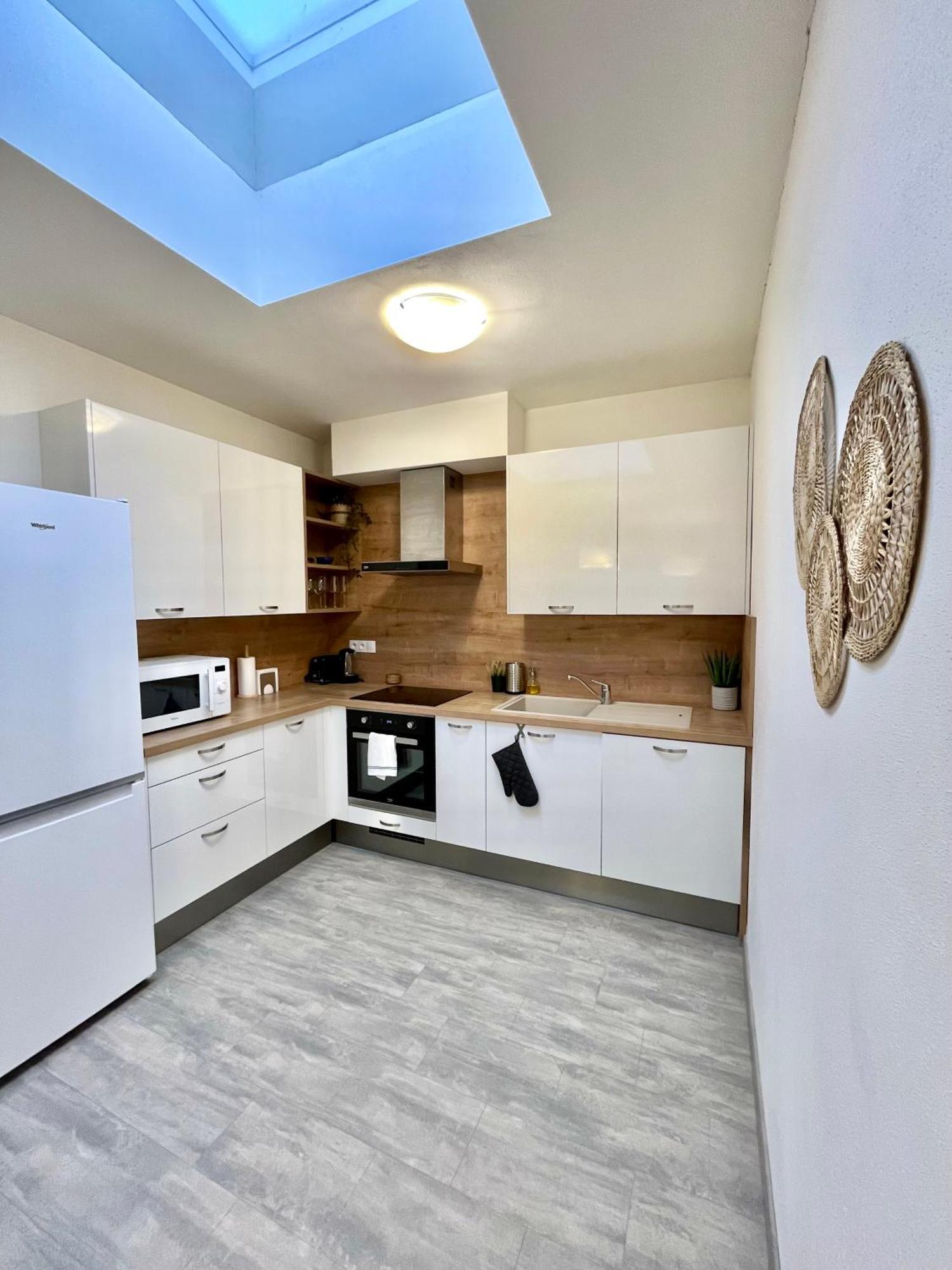 The Elite Suite Downtown 2- Bedroom Apt Ac & Garage Parking Bratislava Exterior foto