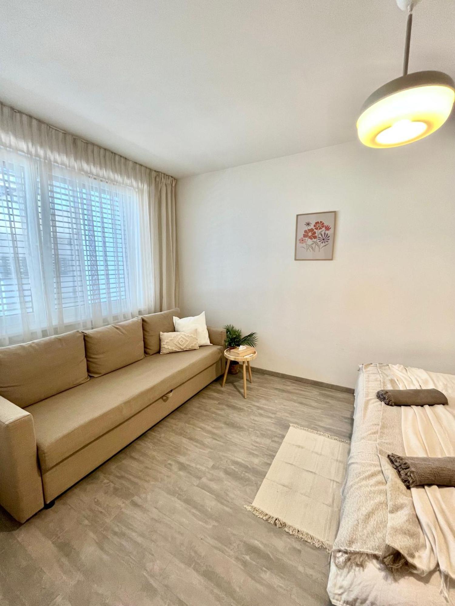 The Elite Suite Downtown 2- Bedroom Apt Ac & Garage Parking Bratislava Exterior foto