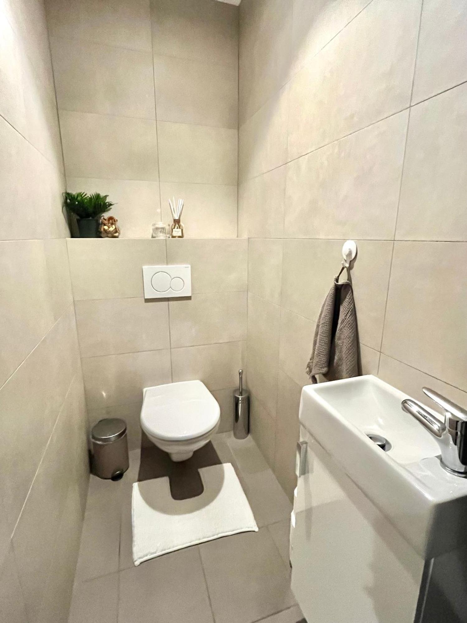 The Elite Suite Downtown 2- Bedroom Apt Ac & Garage Parking Bratislava Exterior foto