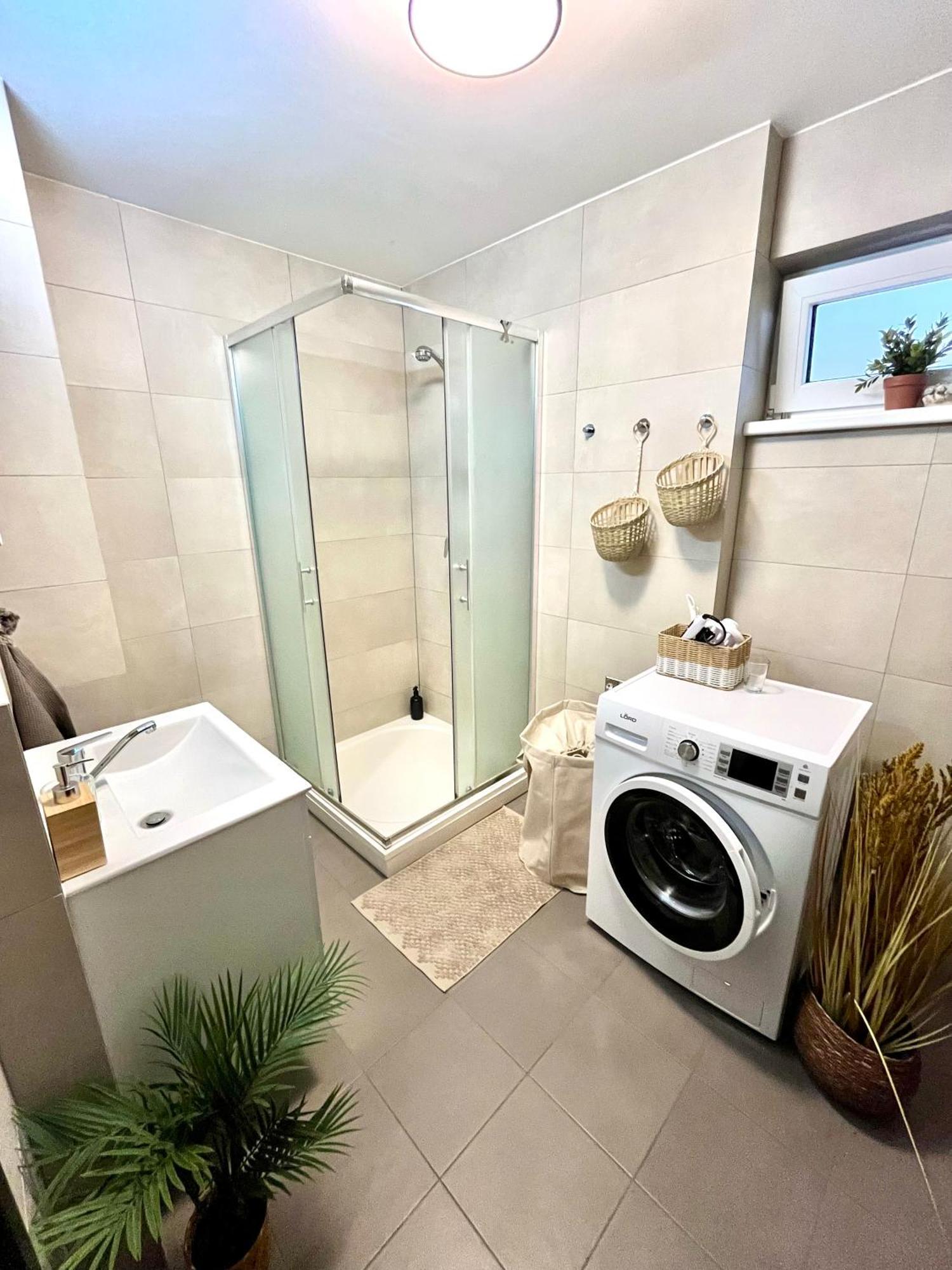 The Elite Suite Downtown 2- Bedroom Apt Ac & Garage Parking Bratislava Exterior foto