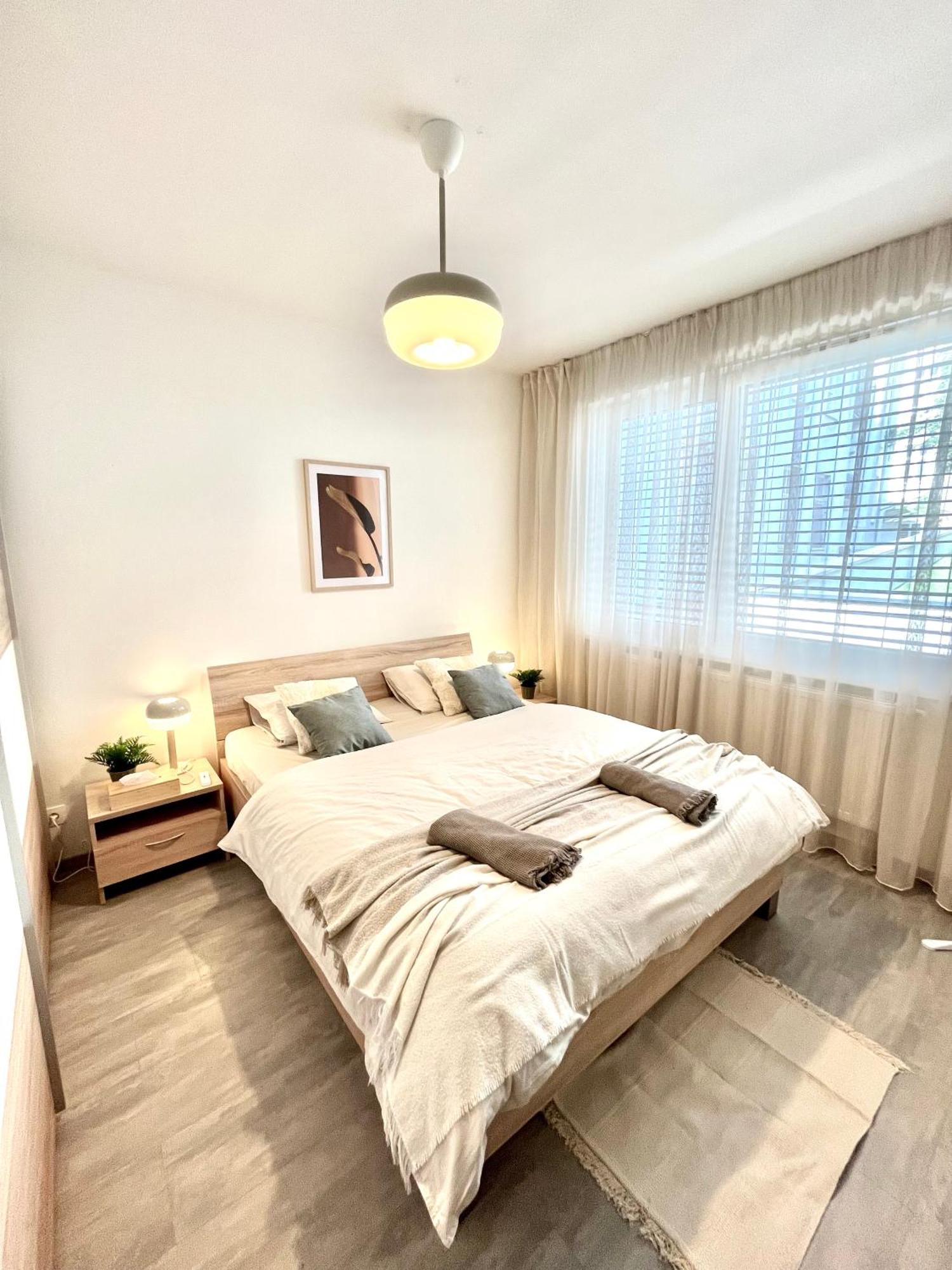 The Elite Suite Downtown 2- Bedroom Apt Ac & Garage Parking Bratislava Exterior foto