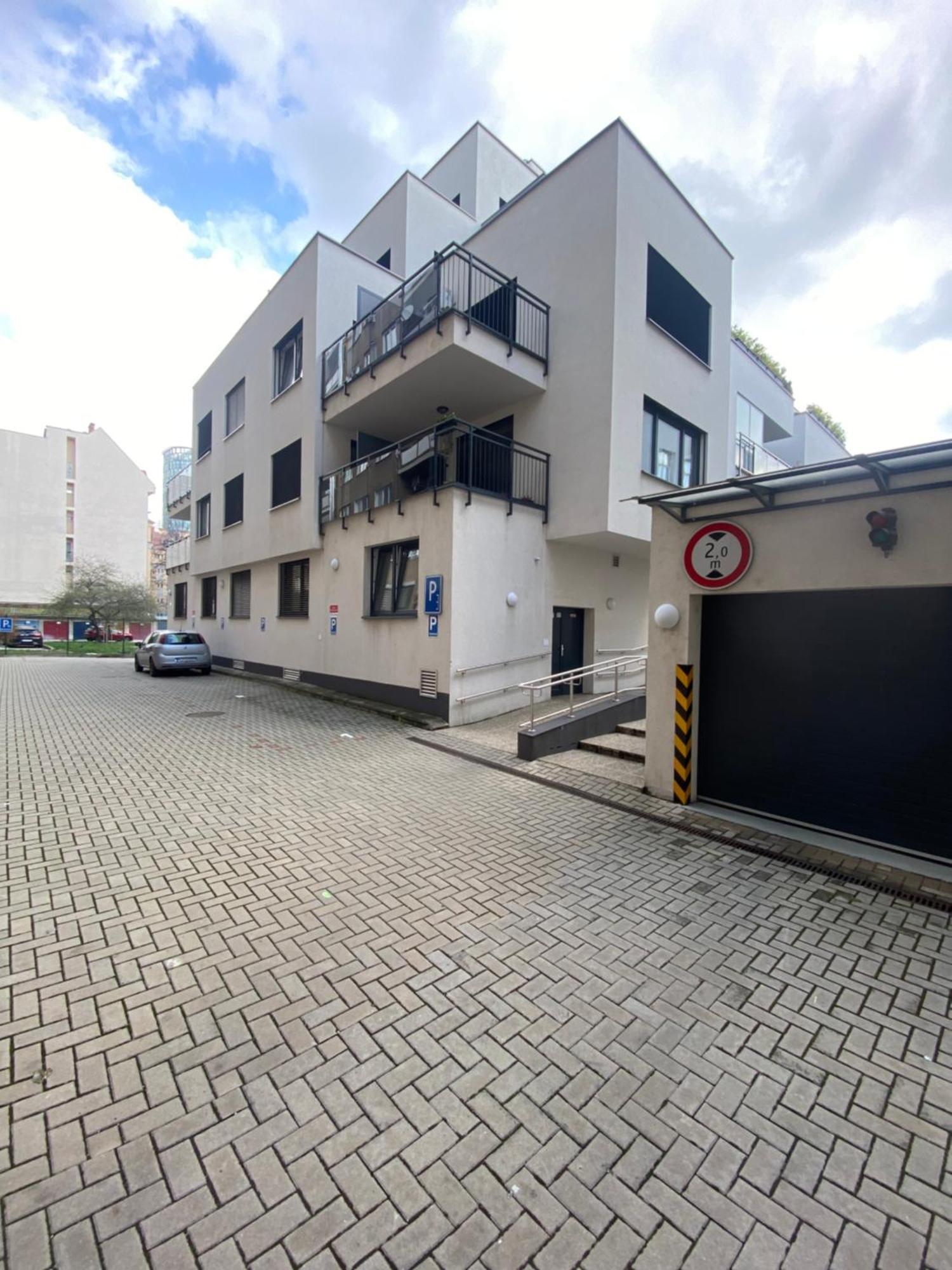 The Elite Suite Downtown 2- Bedroom Apt Ac & Garage Parking Bratislava Exterior foto
